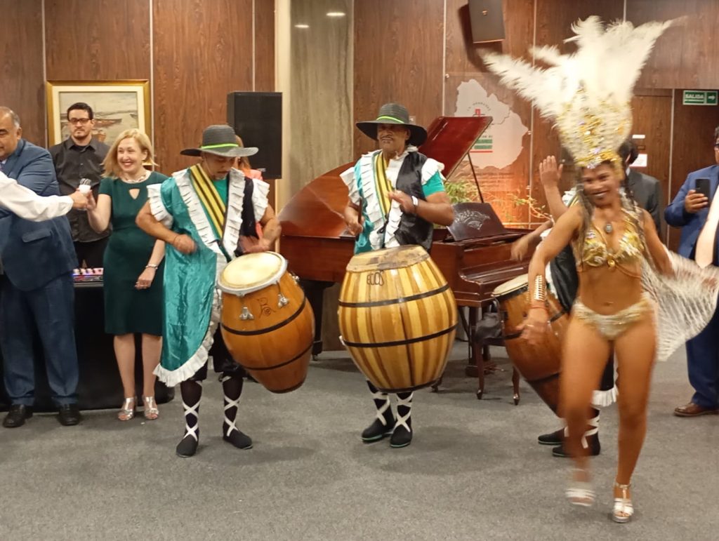 musica uruguaya_bailarina_candombe_show musical_1 cuerda_comparsa_tambores