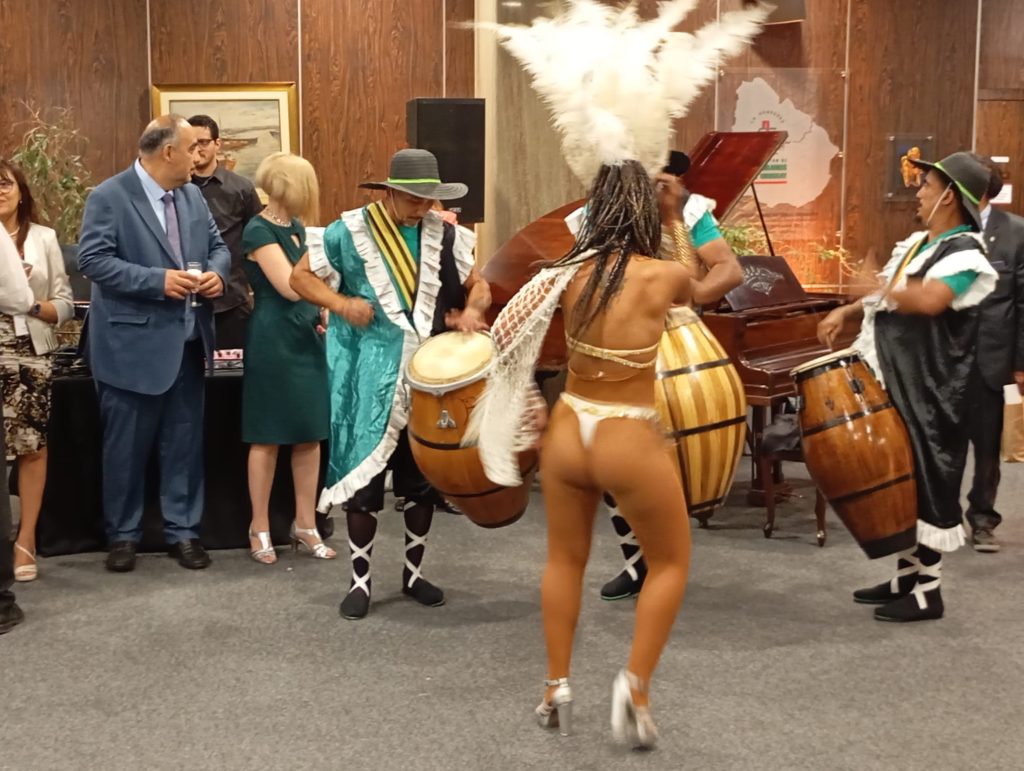 musica uruguaya_comparsa_1 cuerda_show musical_tambores_candombe