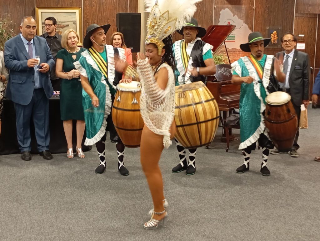 show musical_comparsa_bailarina_musica uruguaya_tambores_candombe